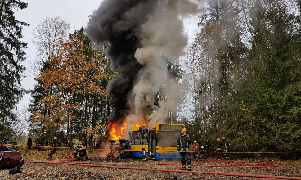 Ugniagesių gelbėtojų pratybos degančiame autobuse