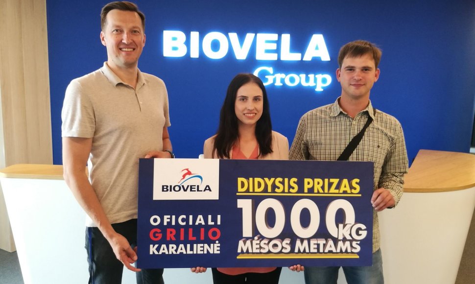 „Grilio karalienė“ Irma su vyru Pauliumi (dešinėje). Prizą jiems įteikia „Biovela“ rinkodaros direktorius Povilas Vinžanovas (kairėje). 