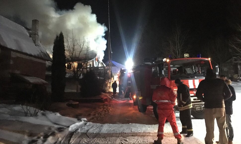 Gaisras Jonavoje: sodų bendrijoje užsidegė namas