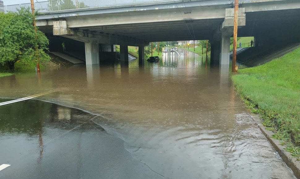 Stipri liūtis sutrikdė eismą Karoliniškėse, nuskendo automobiliai