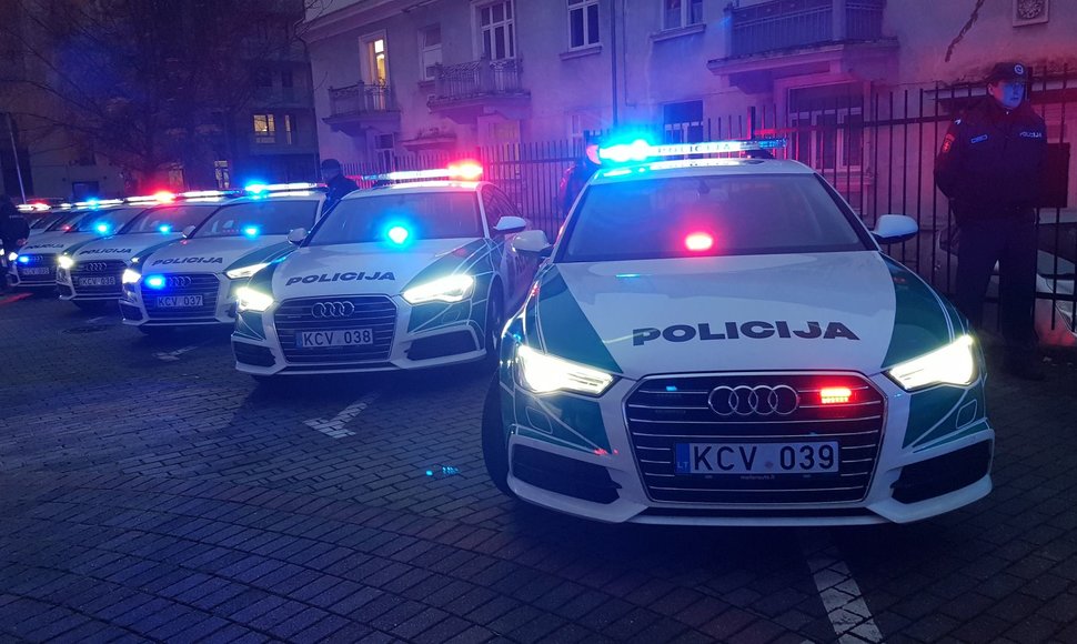Policijos automobilių parką papildė naujo dizaino „Audi A6“ 
