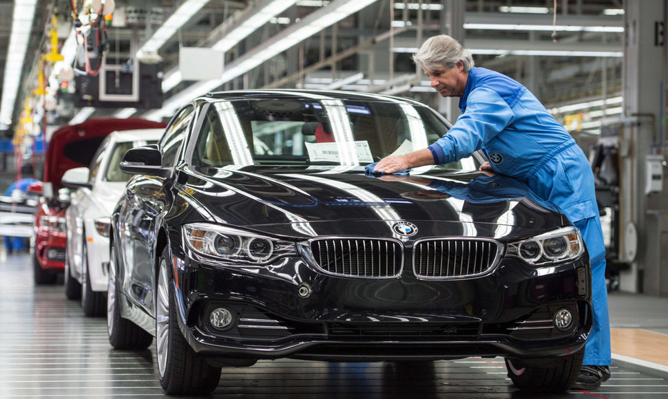 BMW dalį energijos automobilių gamybai vienoje Pietų Afrikos gamykloje gauna iš karvių mėšlo