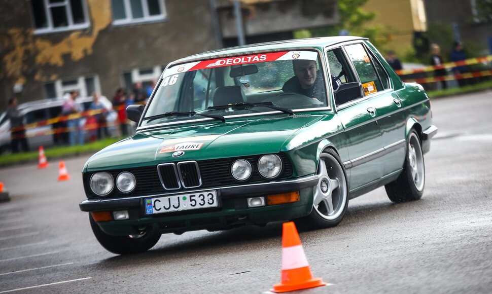 Automobilių slalomo serija startuoja Varėnoje