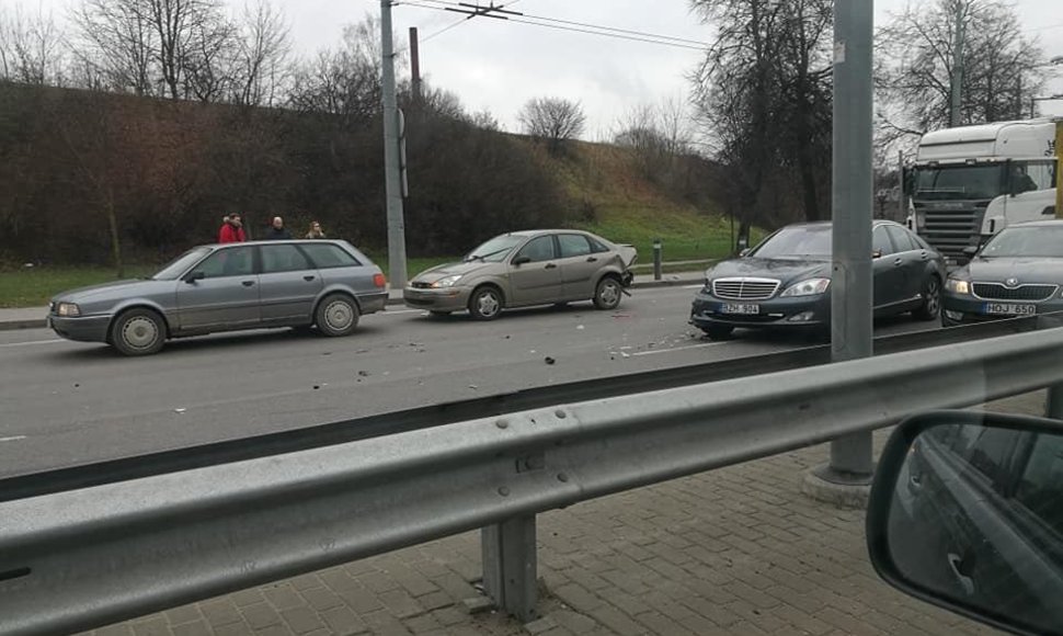 „Mercedes“ papuolė į avariją Vilniuje