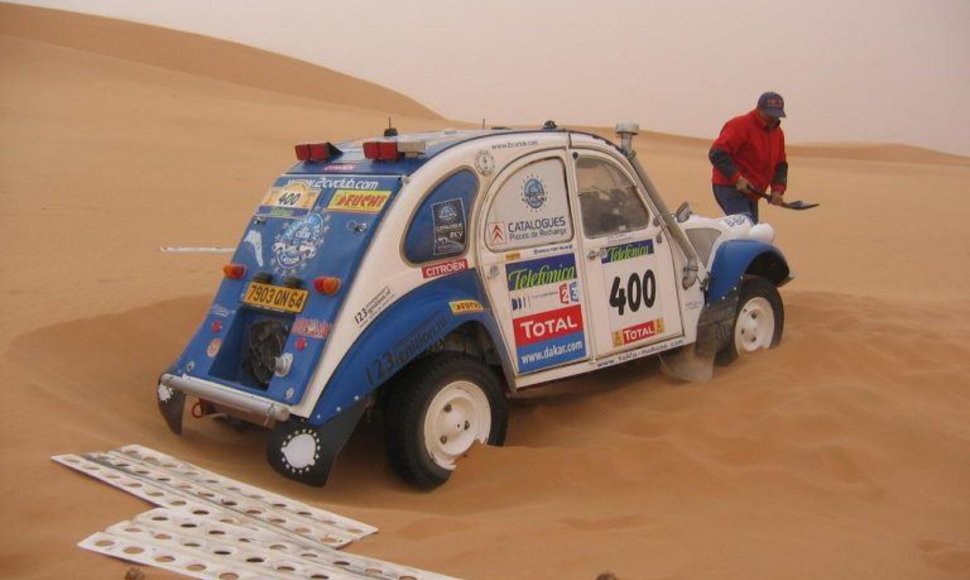 1963-aisiais pagamintam Citroën 2CV Dakaro ralyje nepasisekė net su dviem varikliais