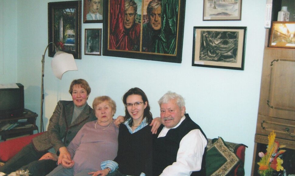 &Scaron;venčiant Onutės gimtadienį. I&scaron; kairės: Rūta Banionienė, Ona Banionienė, Milda Banionytė, Donatas Banionis. 2007-02-25