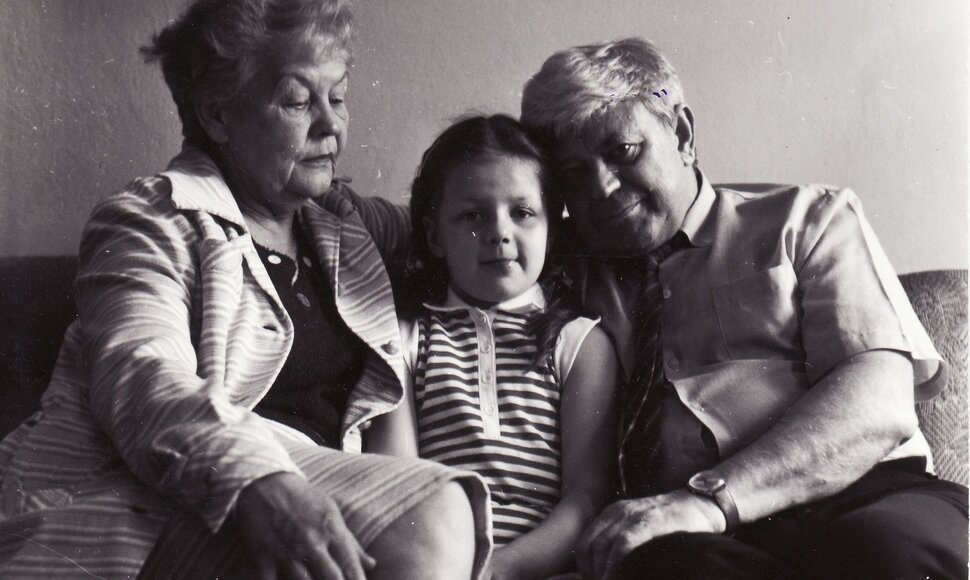 Ona ir Donatas Banioniai su anūke Inga. Panevėžys, 1987