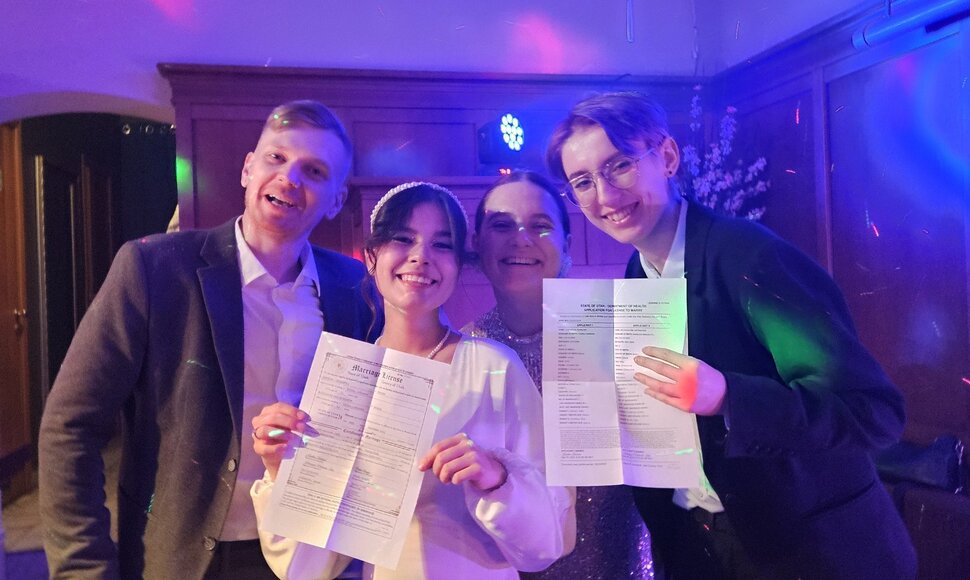 Vilniuje susituokė tos pačios lyties pora &ndash; Karalina Lebedzeva ir Katsiaryna Maliuka Kim