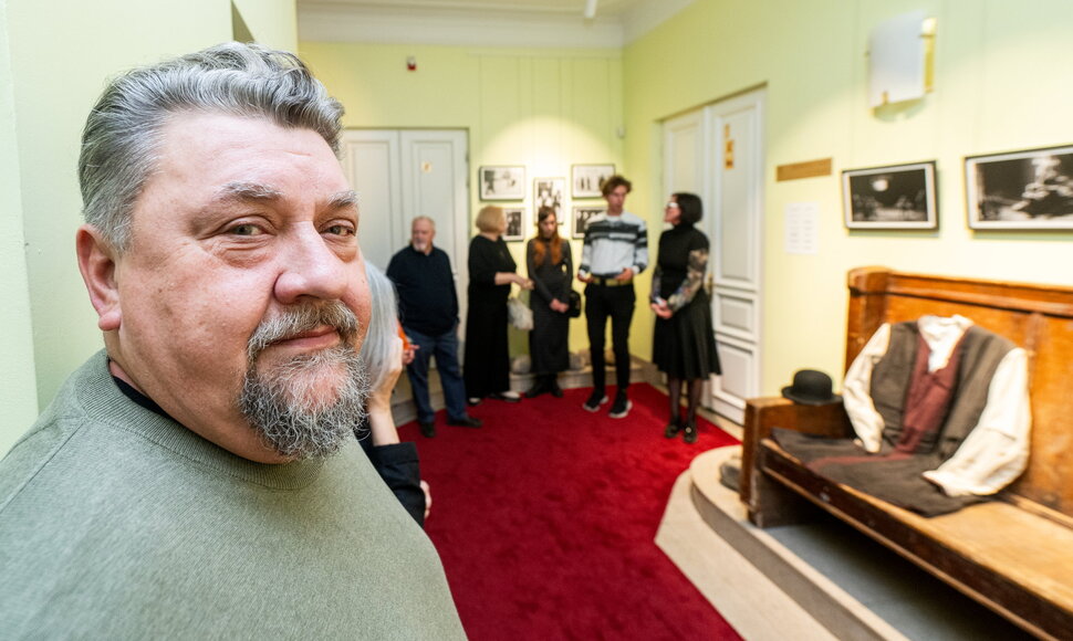 Spektaklio &bdquo;Nusi&scaron;ypsok mums, Vie&scaron;patie&ldquo; 30-mečiui skirtos parodos atidarymas