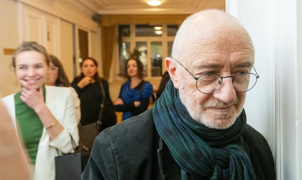 Spektaklio &bdquo;Nusi&scaron;ypsok mums, Vie&scaron;patie&ldquo; 30-mečiui skirtos parodos atidarymas