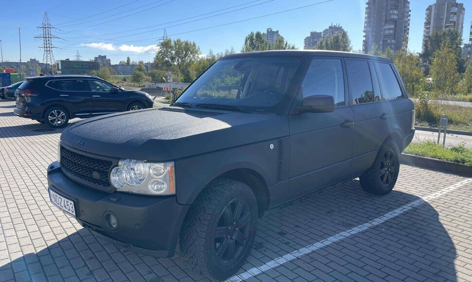 Parduodamas serialo &bdquo;Rimti reikalai&ldquo; veikėjo &Scaron;ramo automobilis &ndash; &bdquo;Land Rover Range Rover&ldquo; visureigis