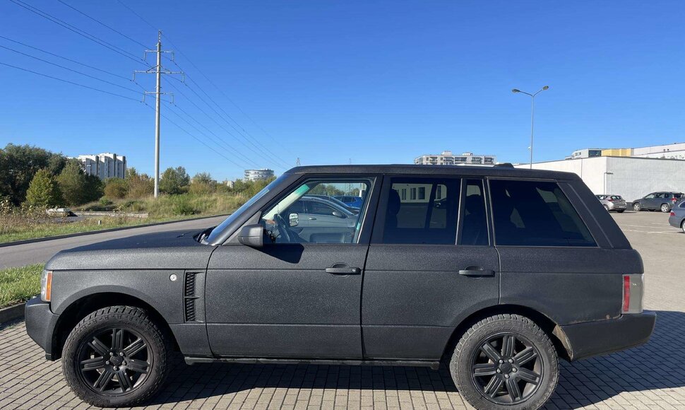 Parduodamas serialo &bdquo;Rimti reikalai&ldquo; veikėjo &Scaron;ramo automobilis &ndash; &bdquo;Land Rover Range Rover&ldquo; visureigis