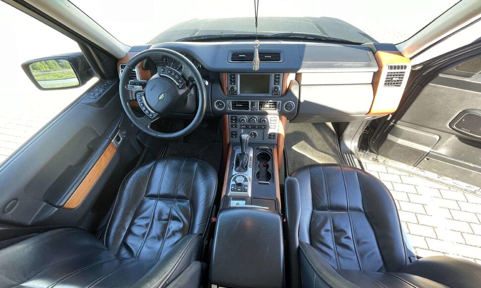 Parduodamas serialo &bdquo;Rimti reikalai&ldquo; veikėjo &Scaron;ramo automobilis &ndash; &bdquo;Land Rover Range Rover&ldquo; visureigis