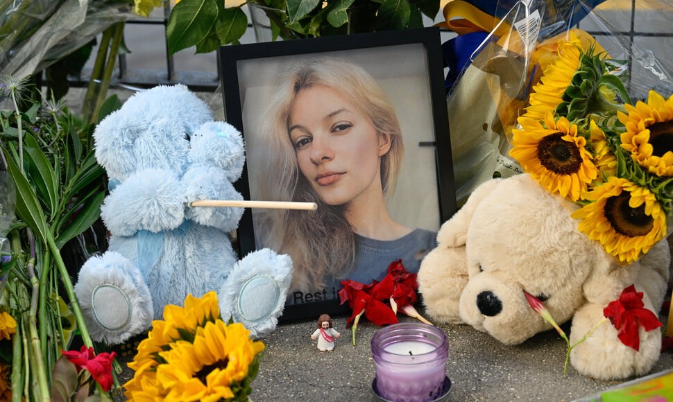 Žmonės atsisveikina su nužudytąja Iryna Zarutska