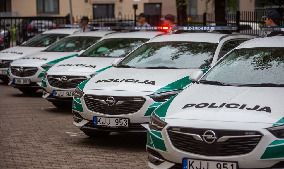 Policija pristatė naujus automobilius