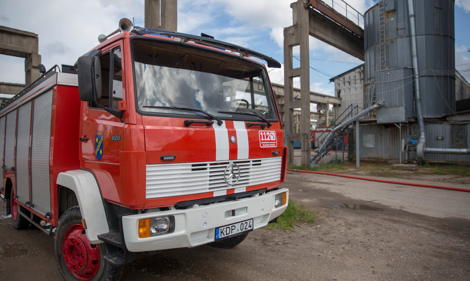 Gaisras Vievio pakraštyje : liepsnojo automobilių dalių angaras