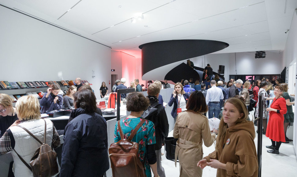 Į naujai atidarytą MO Muziejų renkasi lankytojai 