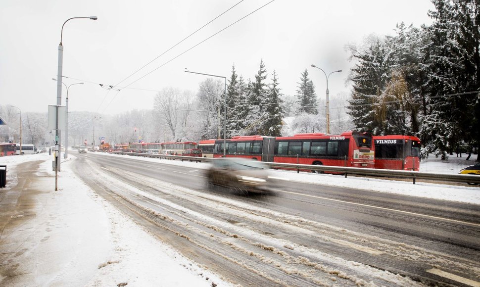 Narbuto gatvėje vėl strigo troleibusų eismas 