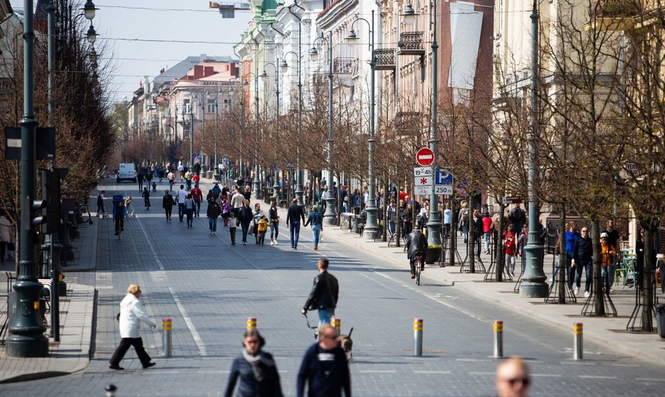 Vilniečius šildo pavasariški saulės spinduliai