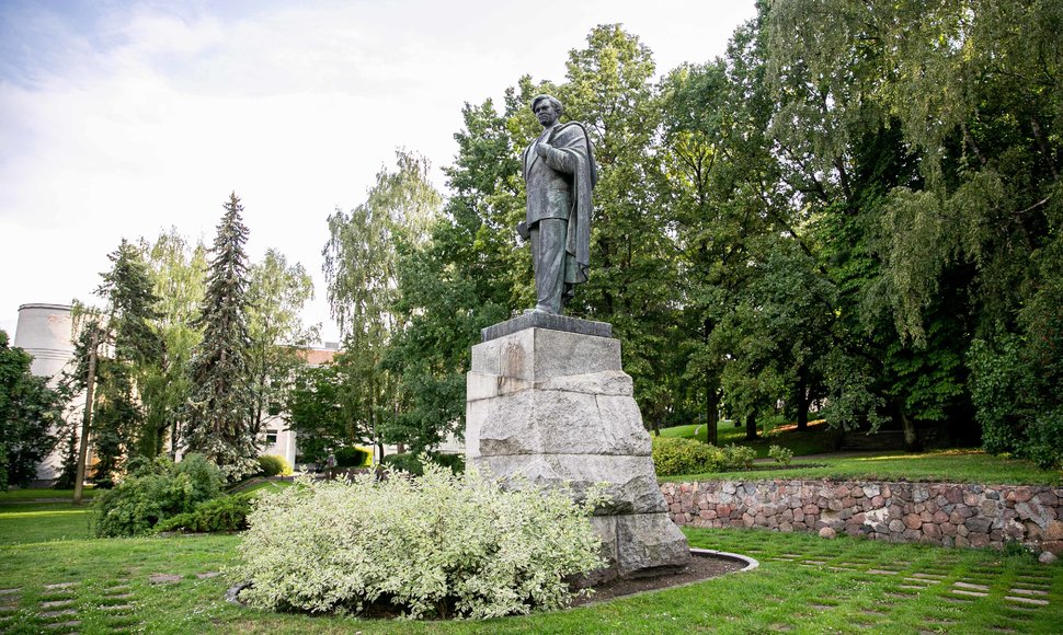 Rašytojo Petro Cvirkos skveras Vilniuje