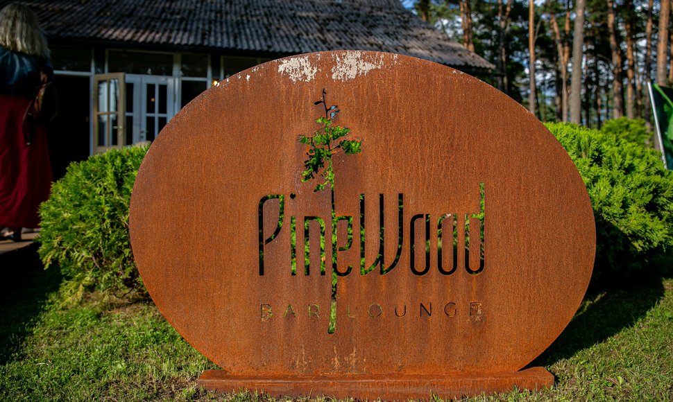 Baro „PineWood Bar/Lounge“ atidarymo akimirka 