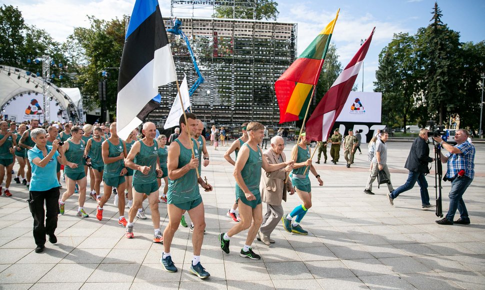 Tradicinio estafetinio bėgimo (Vilnius–Ryga–Talinas) startas Katedros aikštėje