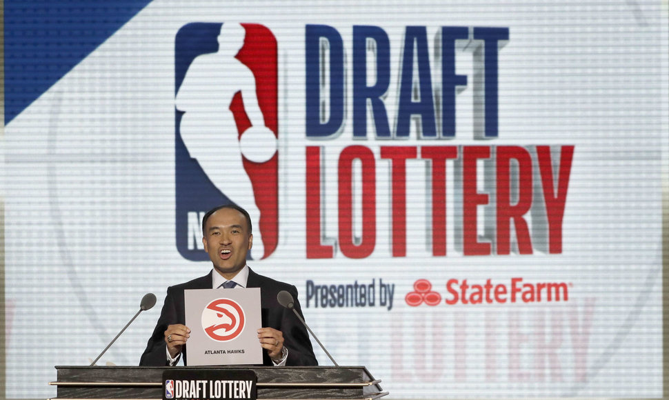 Praėjusių metų NBA šaukimų loterijos akimirka