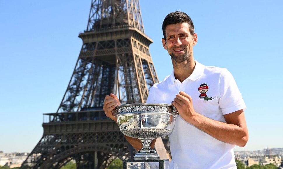 Novakas Džokovičius su „Roland Garros“ trofėjumi