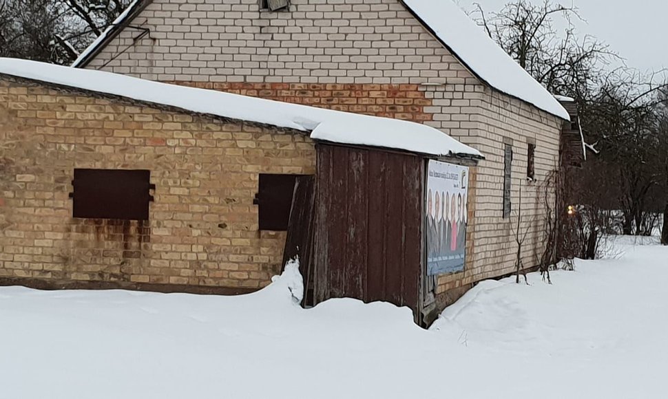 Rokiškyje netikėtoje vietoje esanti politinė reklama.