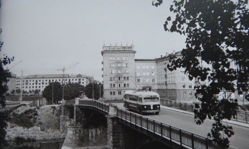 1-ojo maršruto troleibusas važiuoja Žvėryno tiltu 1958 m. Nuotr. L. Morozovo, LCVA