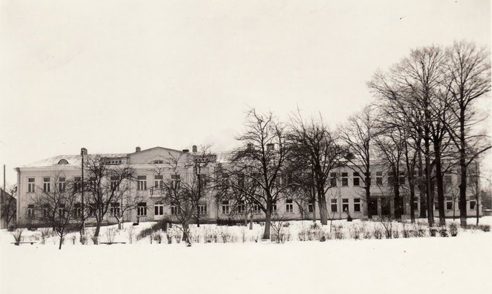 Panevėžio apskrities savivaldybės ligoninė (architektas Vytautas Landsbergis-Žemkalnis). 1938 m. J.Žitkaus nuotrauka.