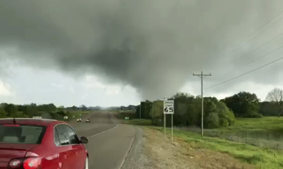 Oklahomoje siaučiantis tornadas