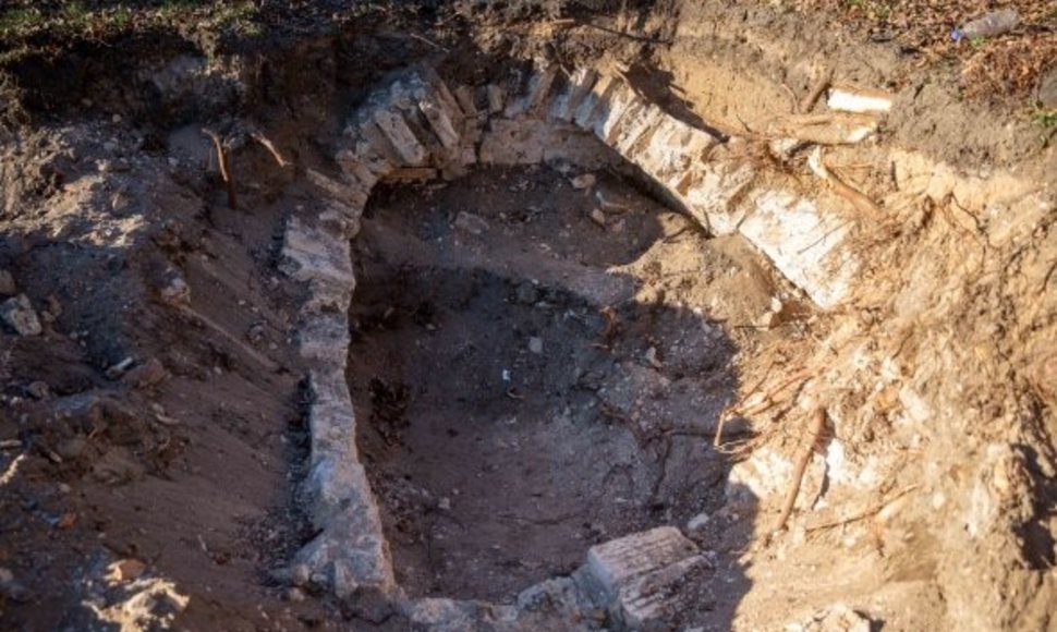 Reformatų skvere Vilniuje archeologai rado tris galimai XVIII amžiaus kapavietes