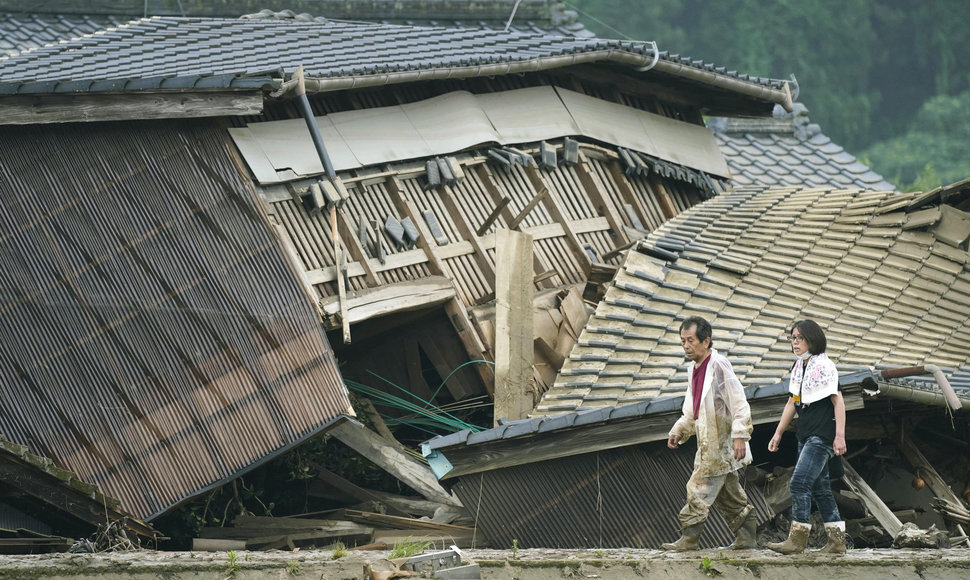 Smarkūs potvyniai ir purvo nuošliaužų keliamas pavojus sekmadienį trukdė vykdyti paieškos ir gelbėjimo operacijas Japonijos pietuose