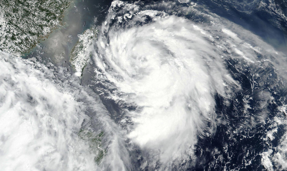 NASA nuotraukoje užfiksuotas taifūnas „Hagiput“ virš Taivano.