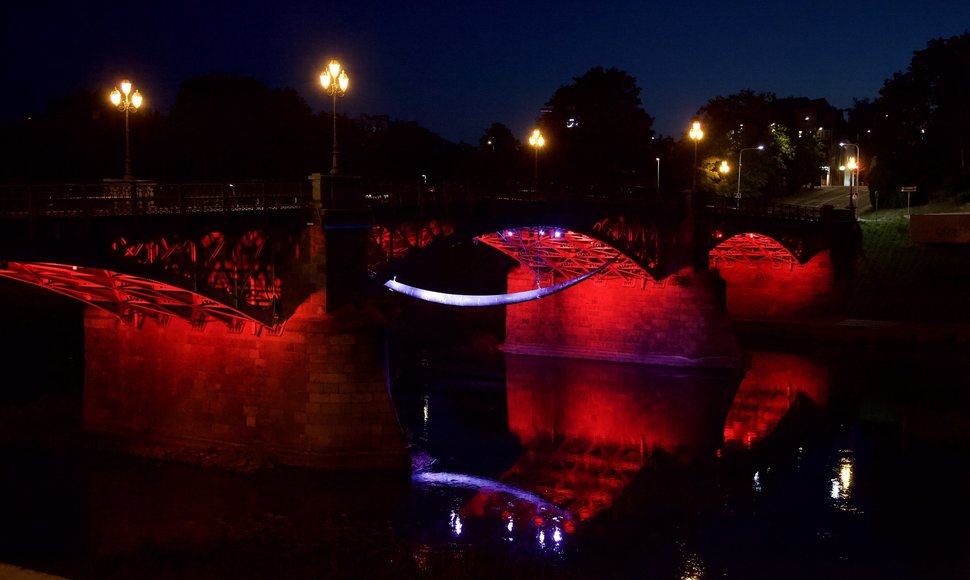 Libano vėliavos spalva nušviesti Vilniaus tiltai