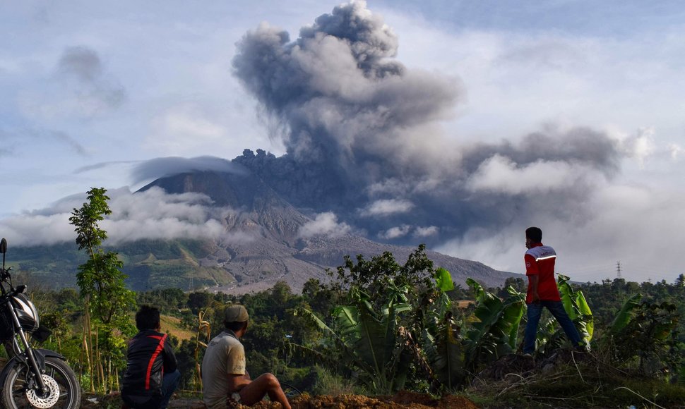 Indonezijoje vėl išsiveržė Sinabungo ugnikalnis