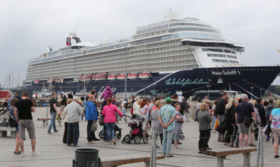 Kruiziniai laivai bando judėti, plaukia nedideliais atstumais ir be sustojimų. Laivu „Mein Schiff“, kuris lankydavosi ir Klaipėdoje, dabar organizuojamos kelionės tik vokiečiams iki Norvegijos.