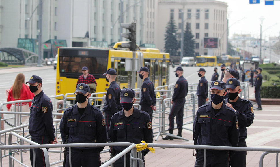 Tūkstančiai protestuotojų Baltarusijoje „sveikina“ A.Lukašenką su gimtadieniu: pranešta apie pirmus sulaikymus