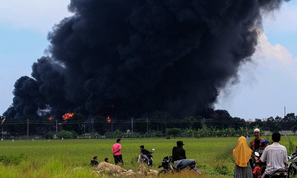 Indonezijoje užsiliepsnojus naftos perdirbimo įmonei evakuoti šimtai žmonių