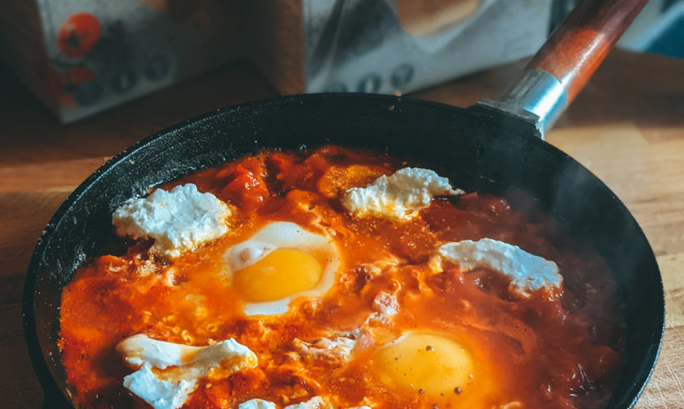 Nekasdieniai patiekalai. Šakšuka su nduja dešra ir burrata sūriu