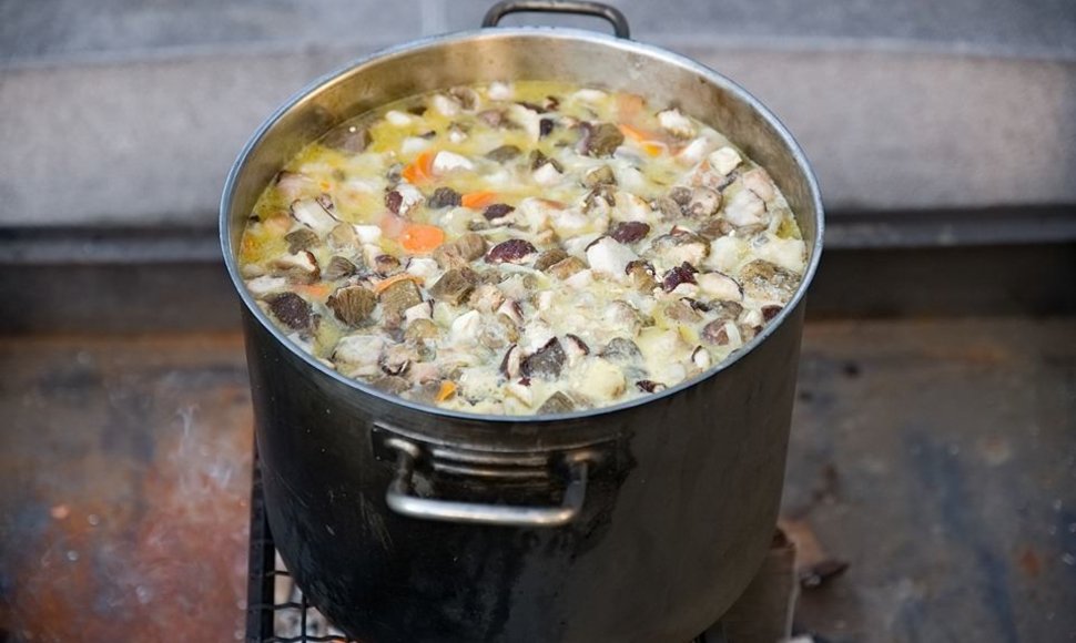 Partisans' soup in the Presidential Palace yard
