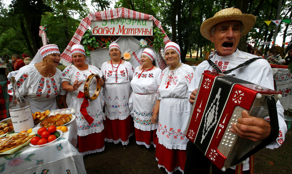 Baltarusiai, vilkintys tautiniais rūbais