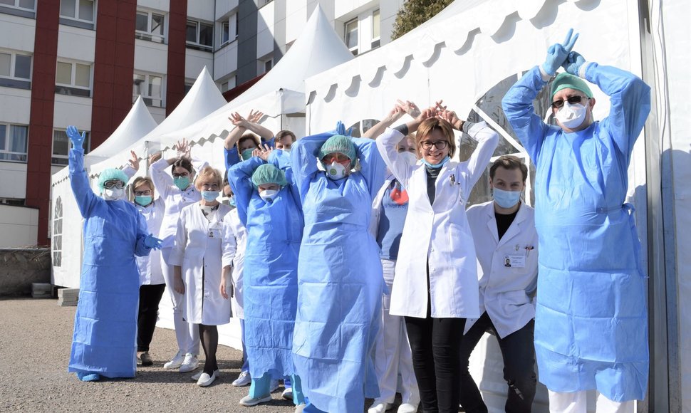 Kauno klinikinės ligoninės medikai, gydantys koronavirusu sergančius žmones