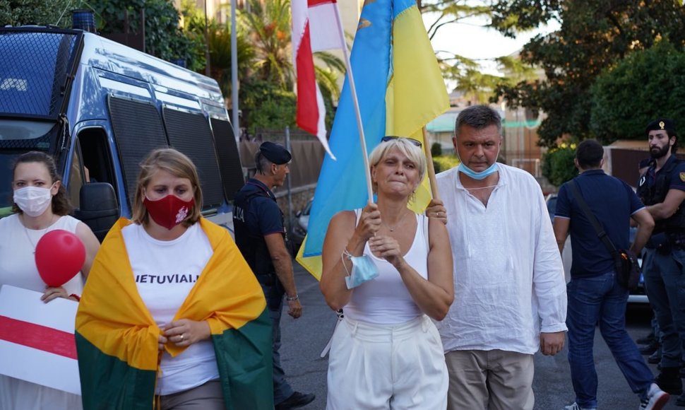 Lietuvos, Baltarusijos ir Ukrainos bendruomenių Italijoje lyderiai prie Baltarusijos ambasados Romoje padėjo gėlių už žuvusius protestuose