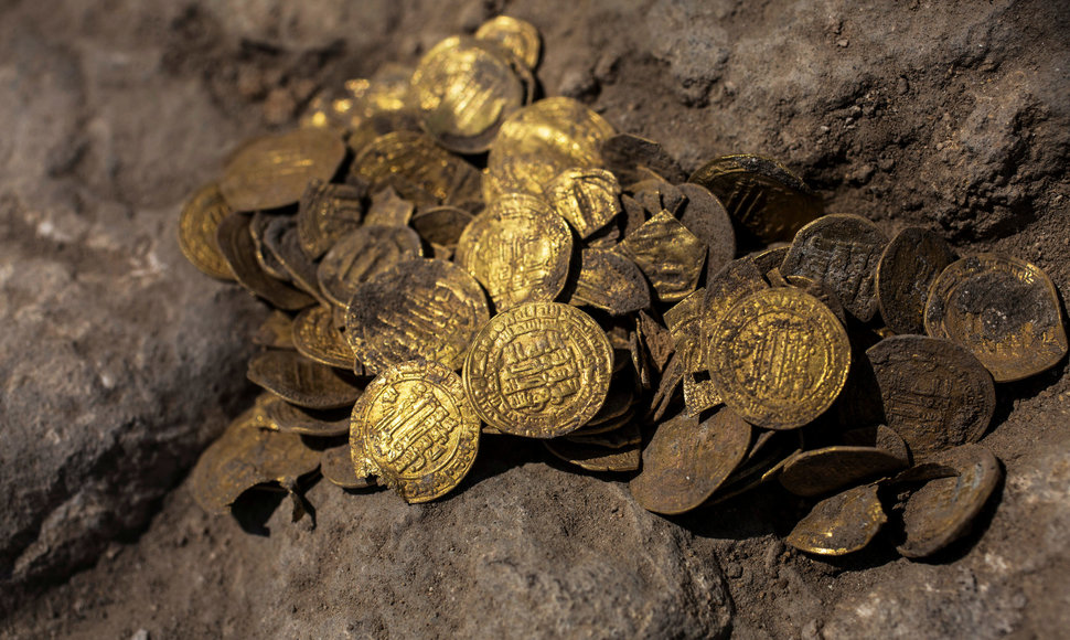 Izraelyje aptiktas ankstyvųjų islamo laikų auksinių monetų lobis
