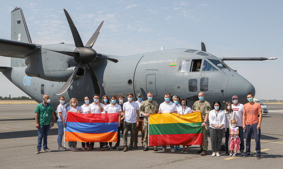 Iš Armėnijos grįžta Lietuvos medikų ir ekspertų komandos nariai, dvi savaites padėję Armėnijai kovoti su koronaviruso (COVID-19) plitimu