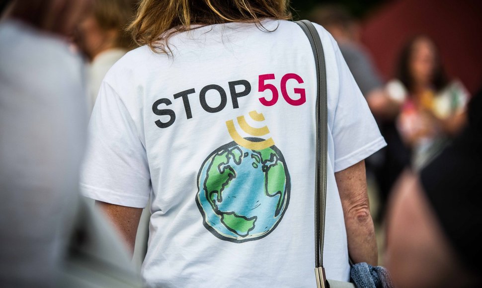 Miunchene vykusio protesto prieš COVID-19 pandemiją dalyvė dėvi marškinėlius, raginančius stabdyti 5G tinklo plėtrą