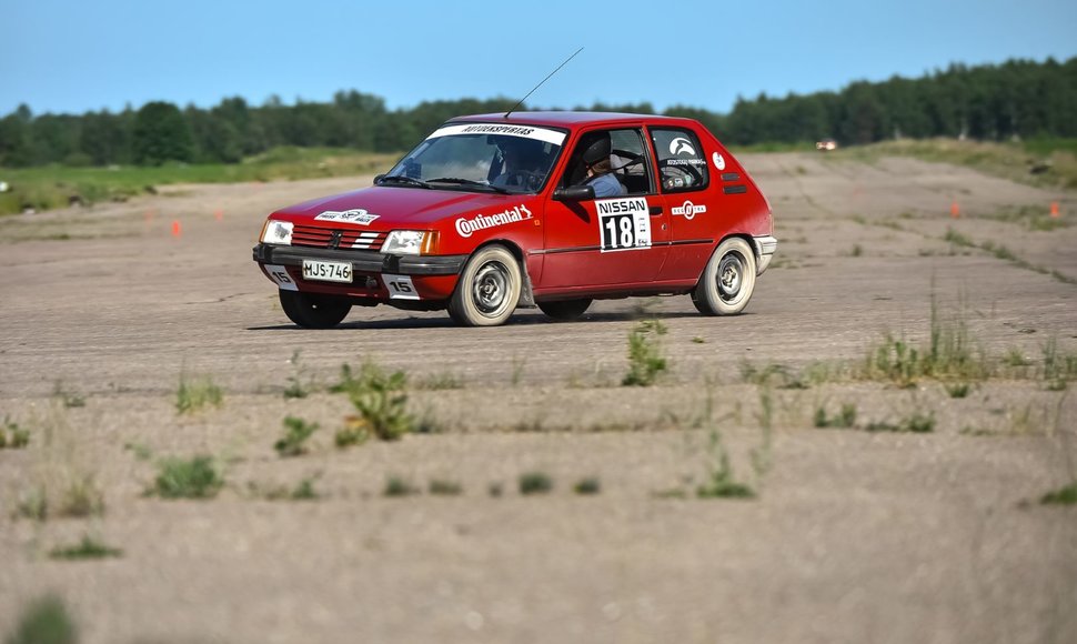 Ralyje startuos ir vien rankomis valdomi automobiliai