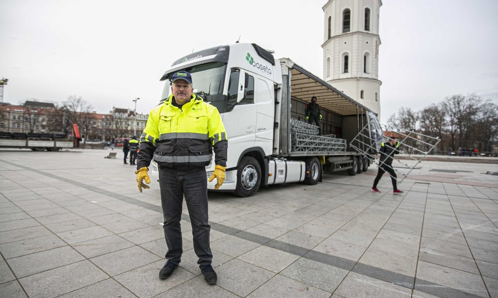 Kalėdinės eglutės statybų akimirka